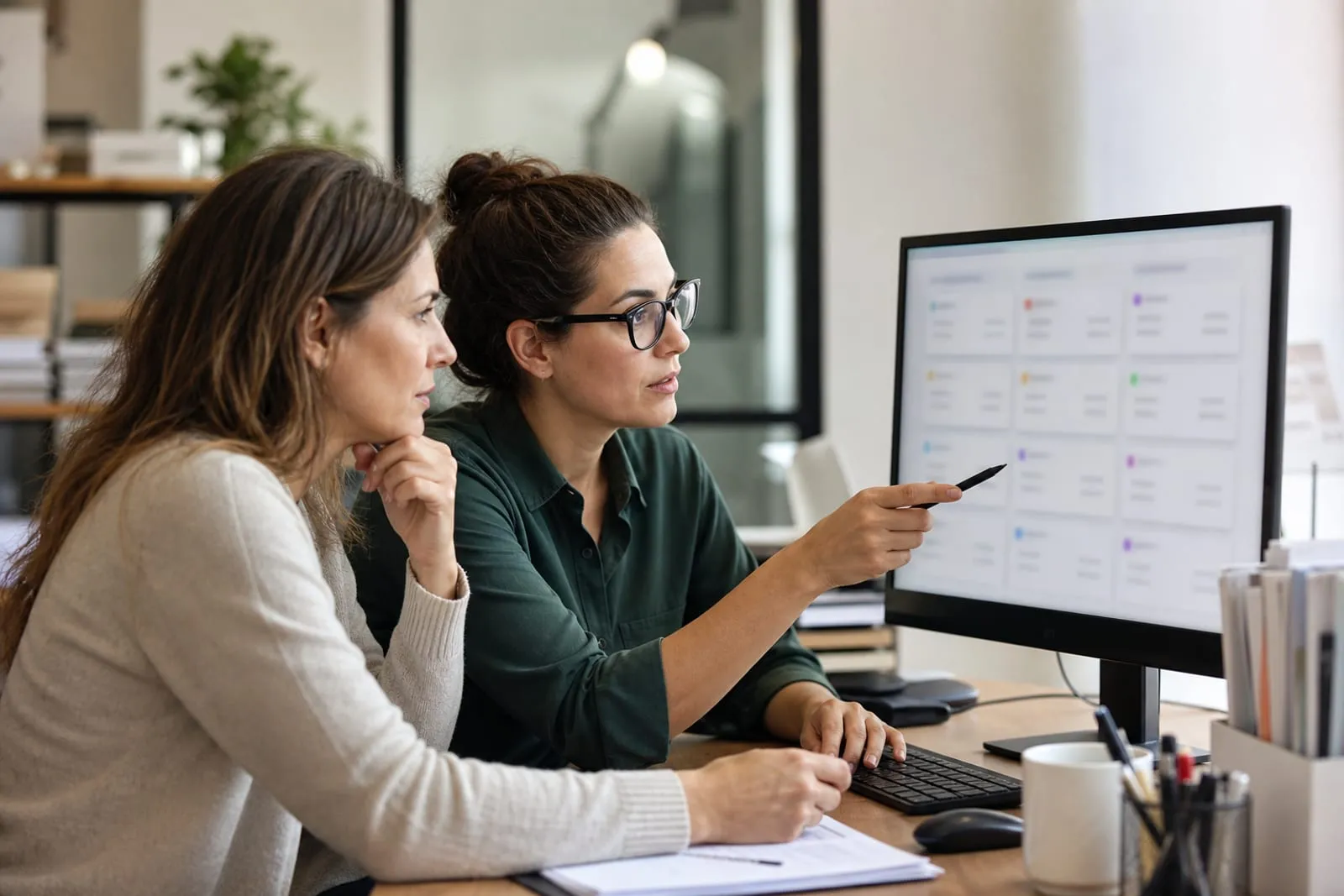 Responsables de PME organisant les demandes de clients par ordre de priorité